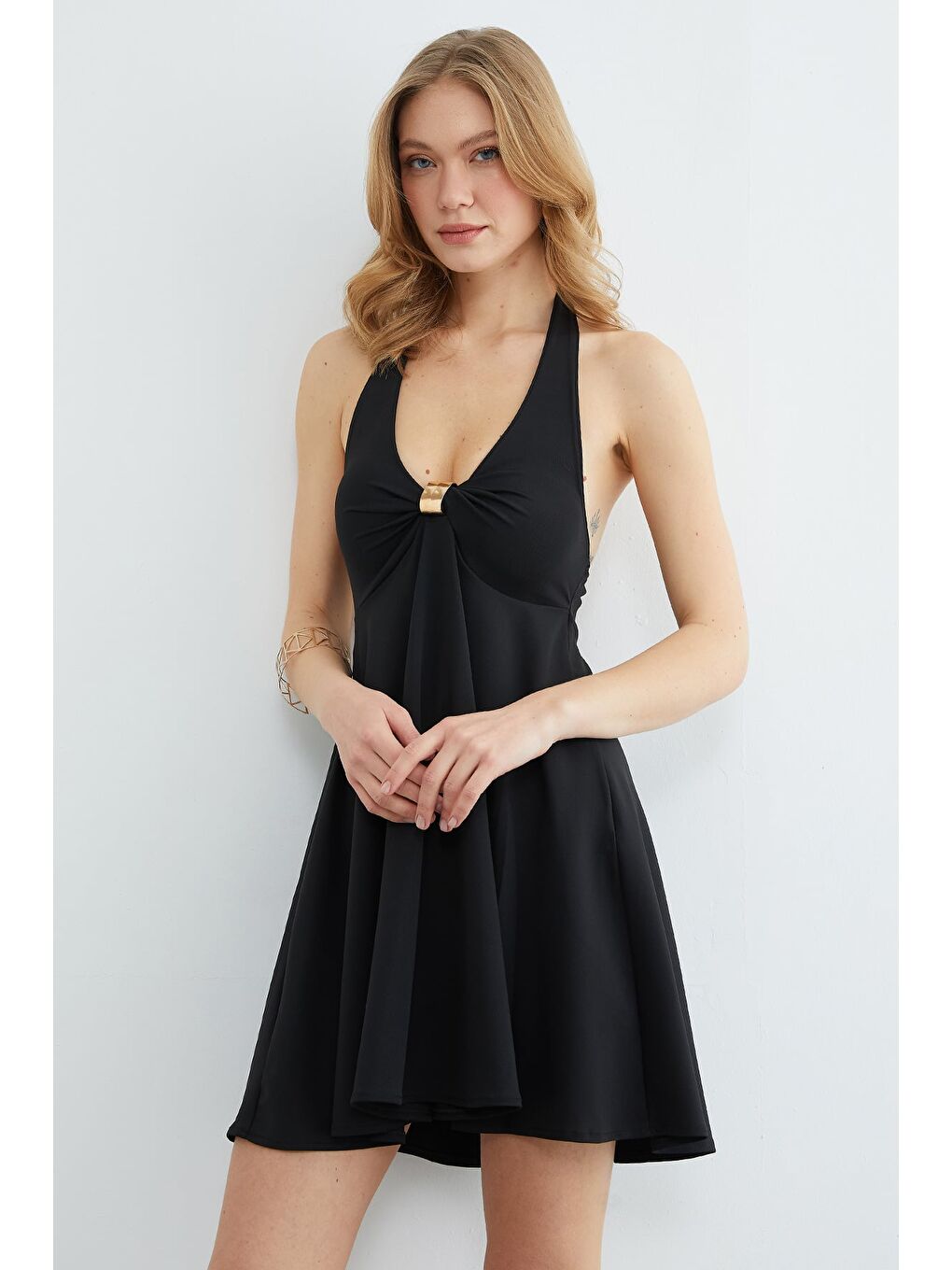 Siyah Boyundan Geçirmeli Tokalı Kaplı Elbise