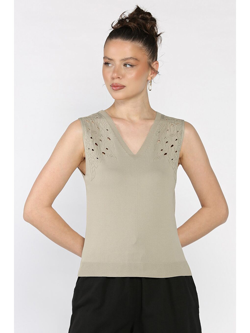 Bej Kadın V Yaka Sıfır Kol Triko Bluz-1