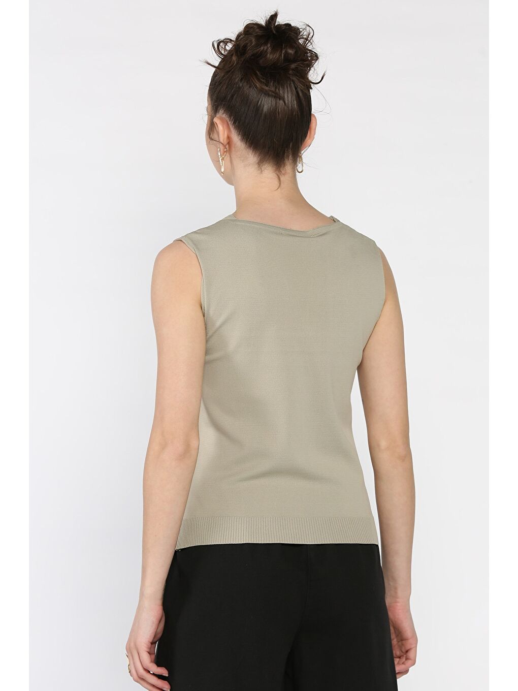 Bej Kadın V Yaka Sıfır Kol Triko Bluz-2