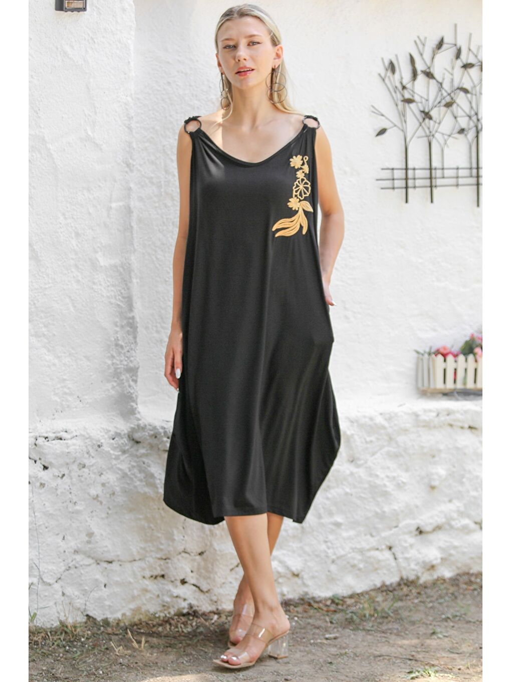 Siyah Askılı Tokalı Nakışlı Örme Geniş Kesim Casual Elbise-4