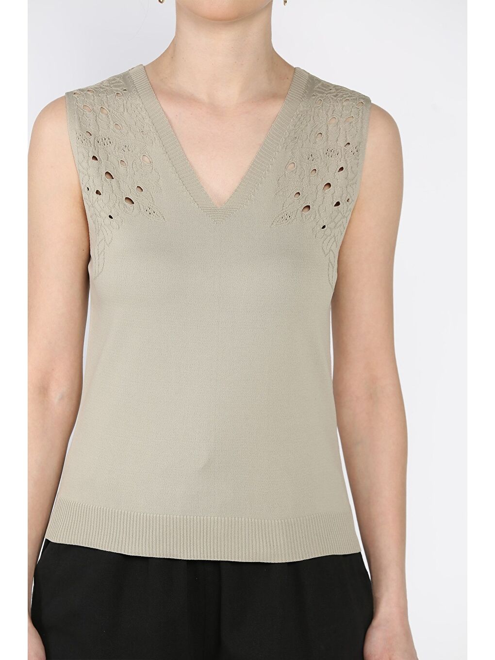 Bej Kadın V Yaka Sıfır Kol Triko Bluz-3