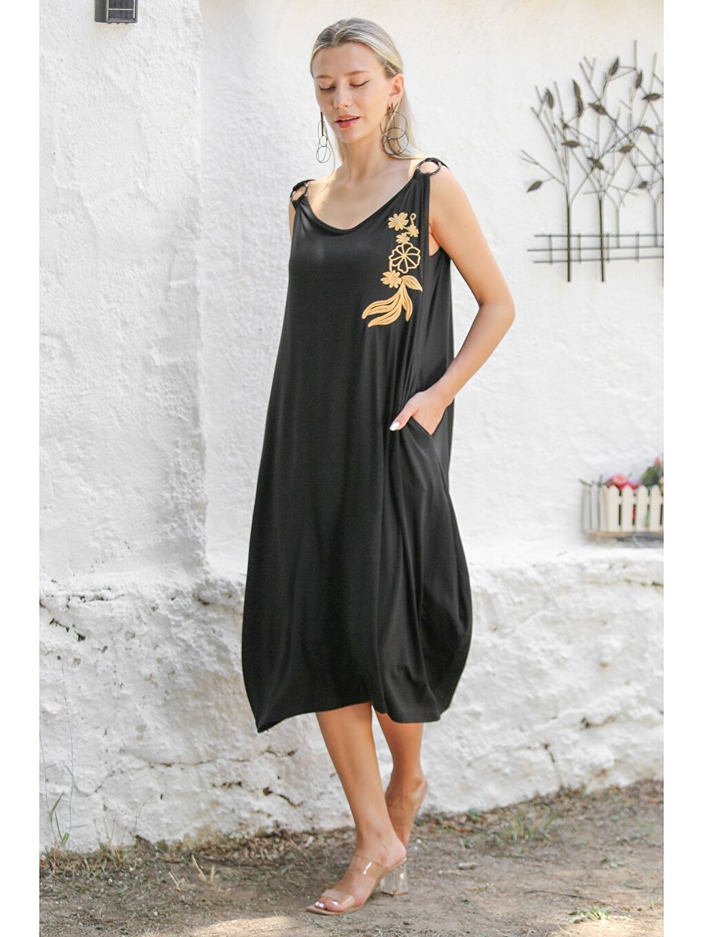 Siyah Askılı Tokalı Nakışlı Örme Geniş Kesim Casual Elbise-5