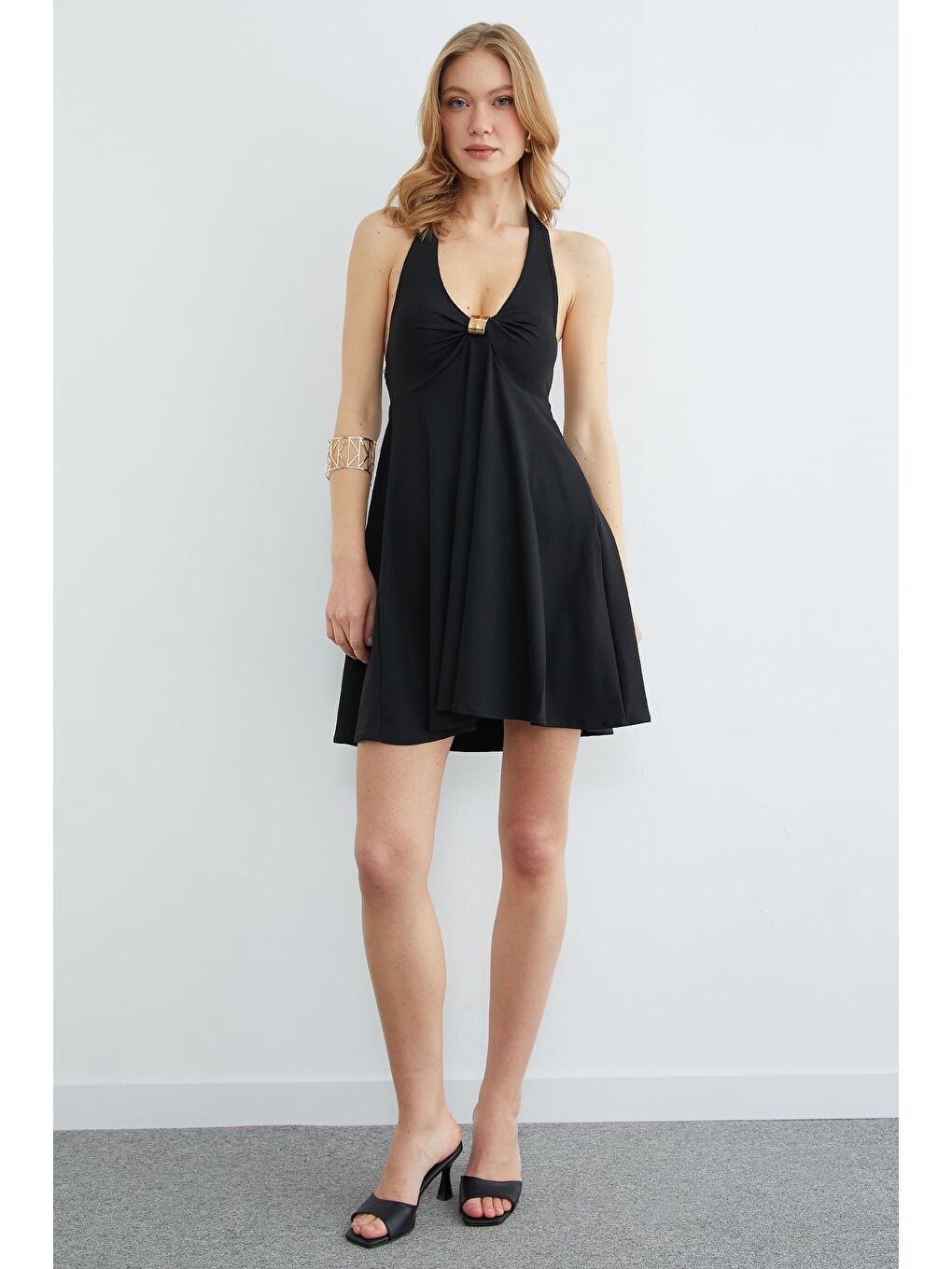 Siyah Boyundan Geçirmeli Tokalı Kaplı Elbise-1