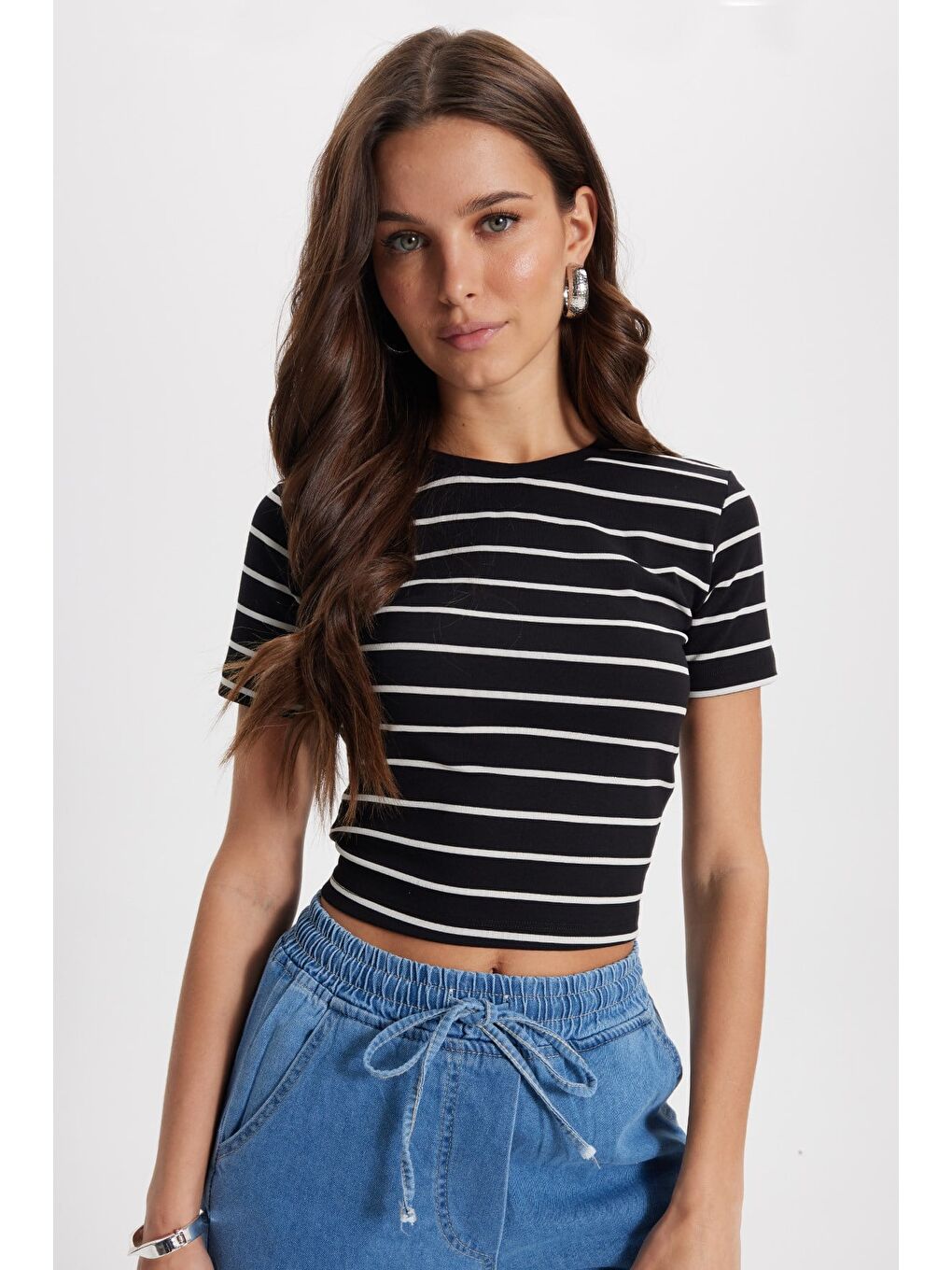 Kadın Slim Fit Dar Kesim Pamuklu  Yumuşak Dokulu Kısa Kollu Bisiklet Yaka Siyah Tişört-1