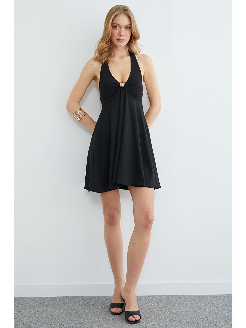 Siyah Boyundan Geçirmeli Tokalı Kaplı Elbise-2