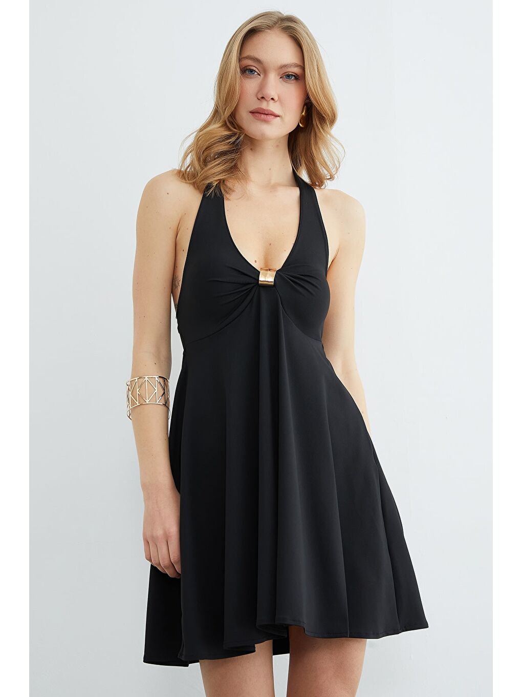 Siyah Boyundan Geçirmeli Tokalı Kaplı Elbise-3