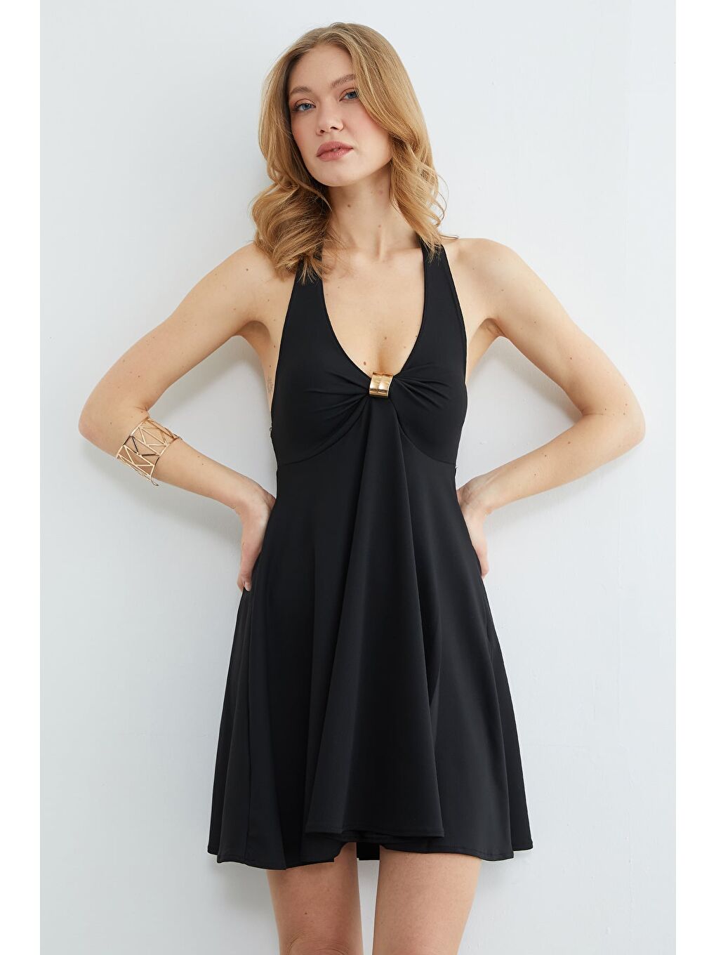 Siyah Boyundan Geçirmeli Tokalı Kaplı Elbise-4