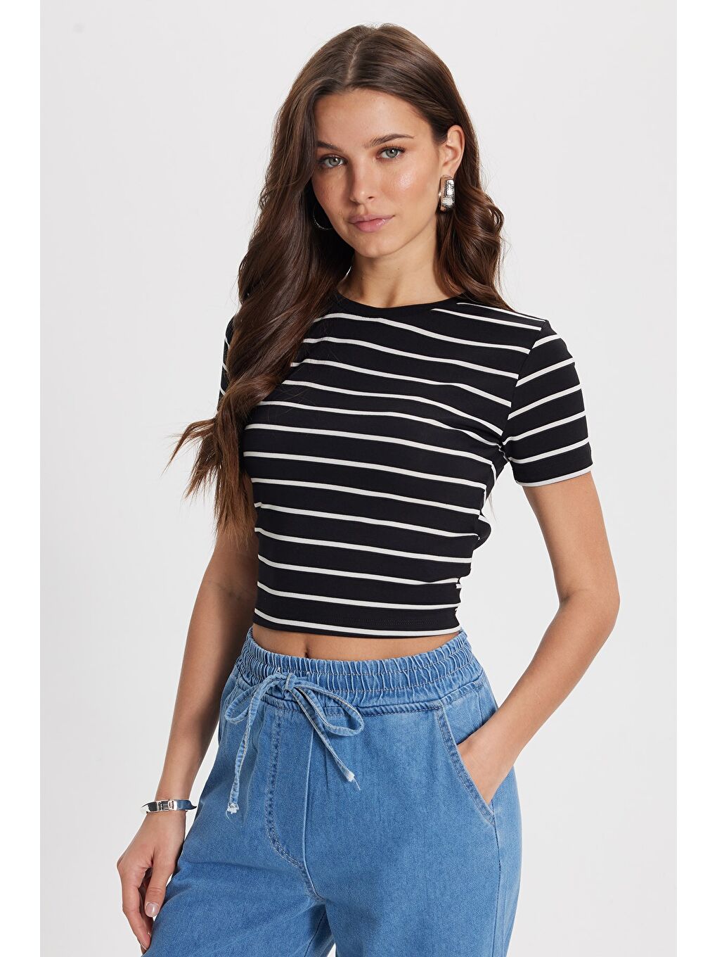 Kadın Slim Fit Dar Kesim Pamuklu  Yumuşak Dokulu Kısa Kollu Bisiklet Yaka Siyah Tişört-3