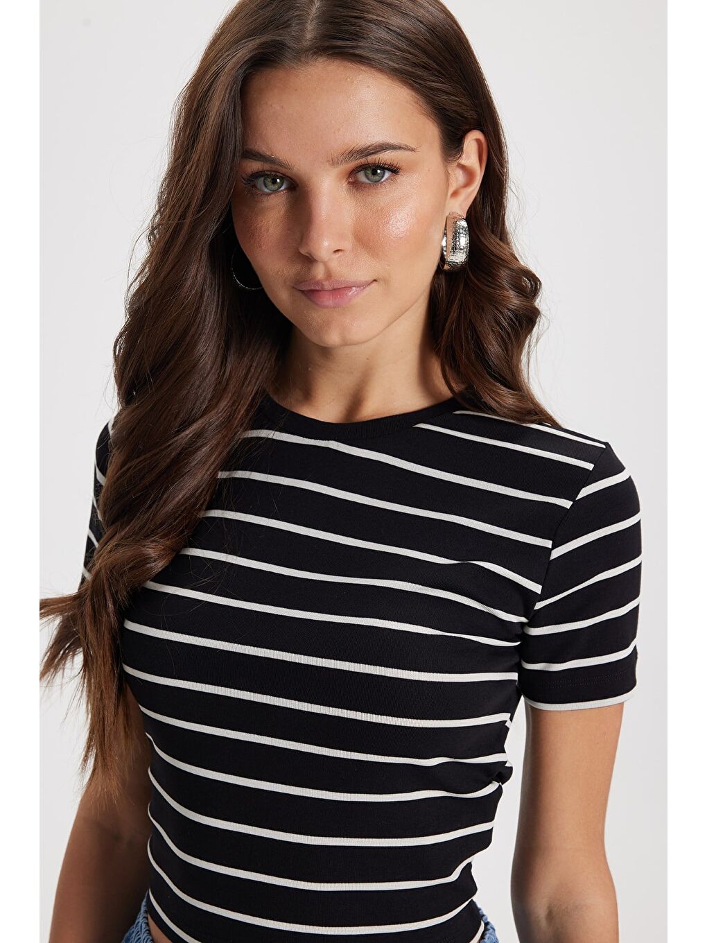 Kadın Slim Fit Dar Kesim Pamuklu  Yumuşak Dokulu Kısa Kollu Bisiklet Yaka Siyah Tişört-4