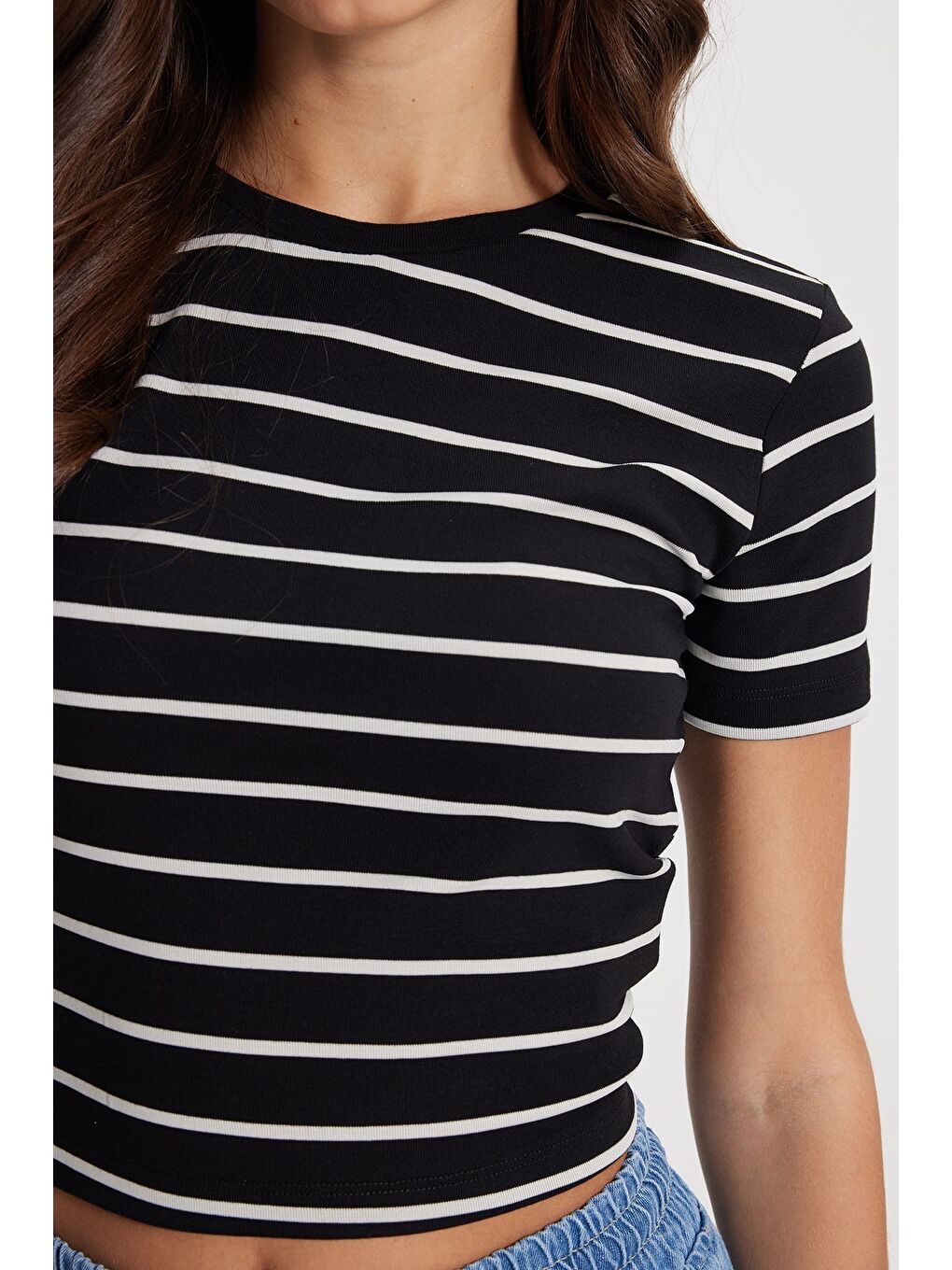 Kadın Slim Fit Dar Kesim Pamuklu  Yumuşak Dokulu Kısa Kollu Bisiklet Yaka Siyah Tişört-5