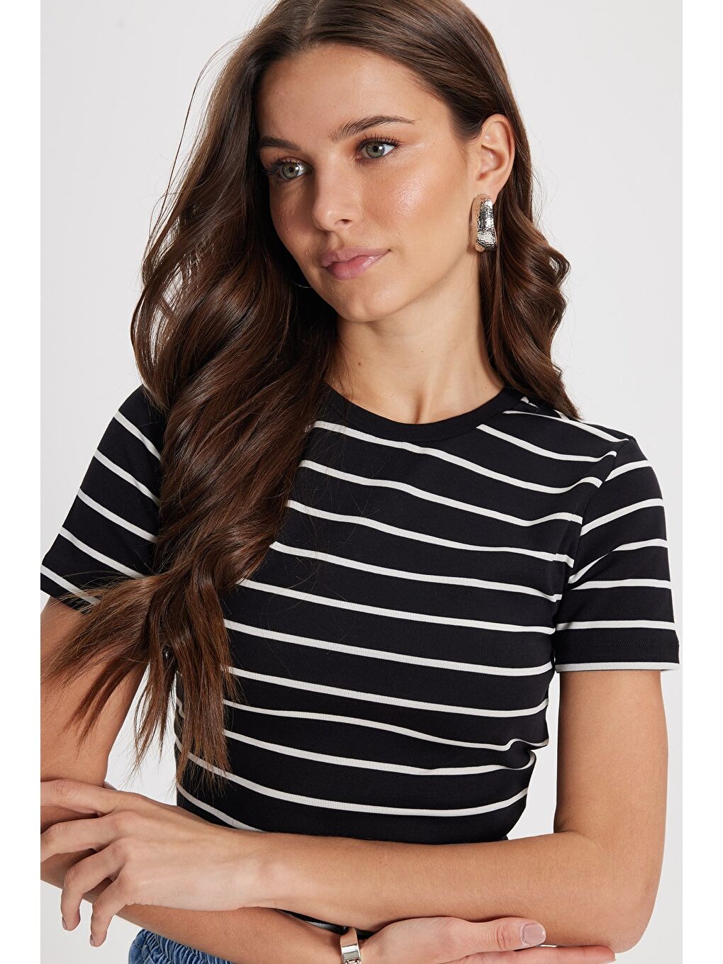 Kadın Slim Fit Dar Kesim Pamuklu  Yumuşak Dokulu Kısa Kollu Bisiklet Yaka Siyah Tişört-7