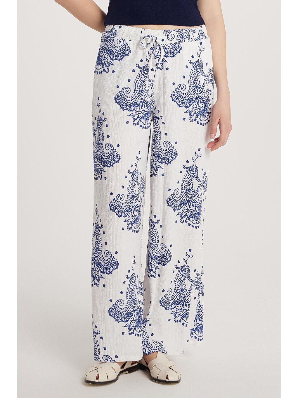 Kadın Relax Fit Rahat Kesim Beli Lastikli Desenli Gofre Beyaz Pantolon