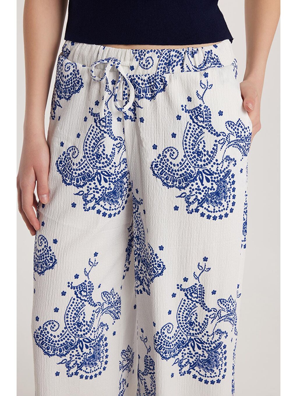 Kadın Relax Fit Rahat Kesim Beli Lastikli Desenli Gofre Beyaz Pantolon-1