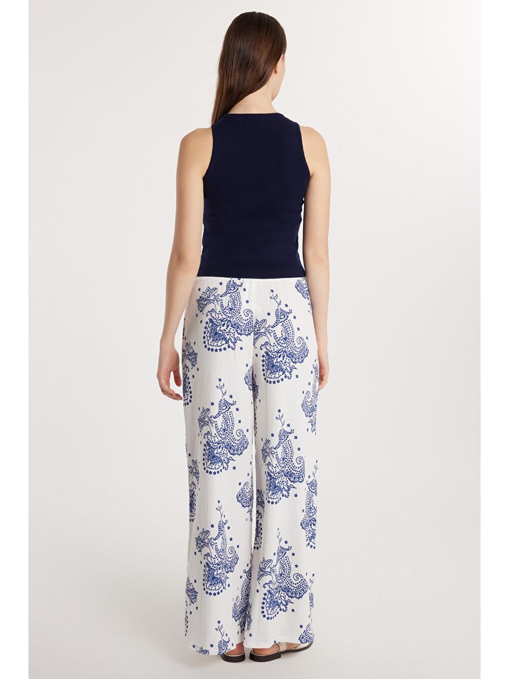 Kadın Relax Fit Rahat Kesim Beli Lastikli Desenli Gofre Beyaz Pantolon-3