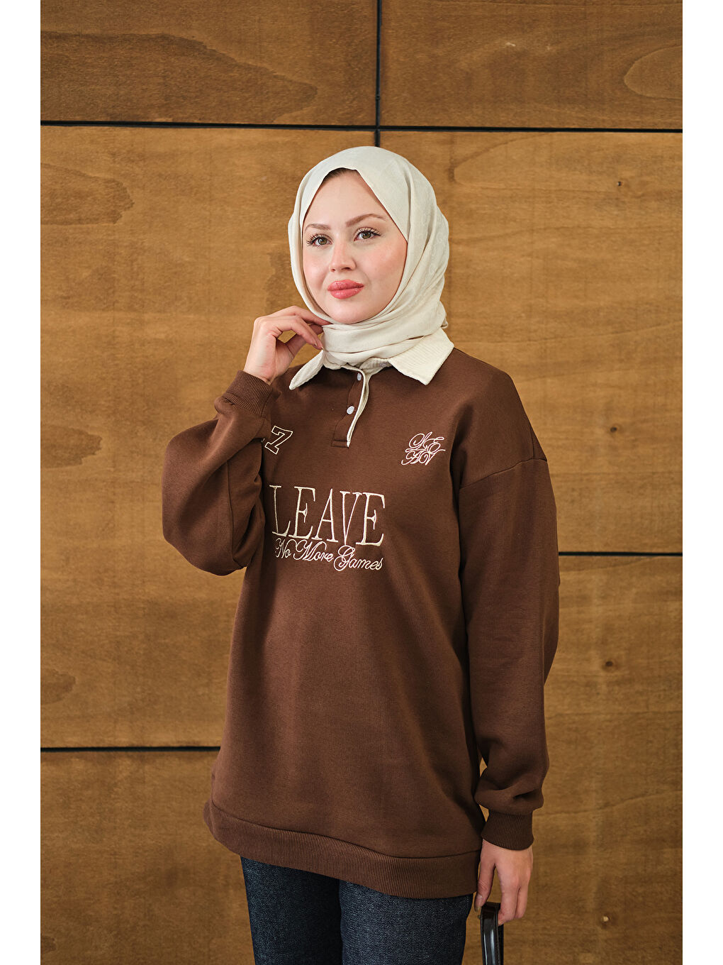Kadın Gömlek Yaka Yazı Baskılı Sweat Kahverengi