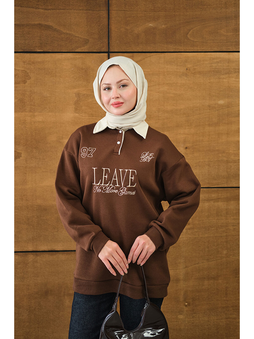 Kadın Gömlek Yaka Yazı Baskılı Sweat Kahverengi-1