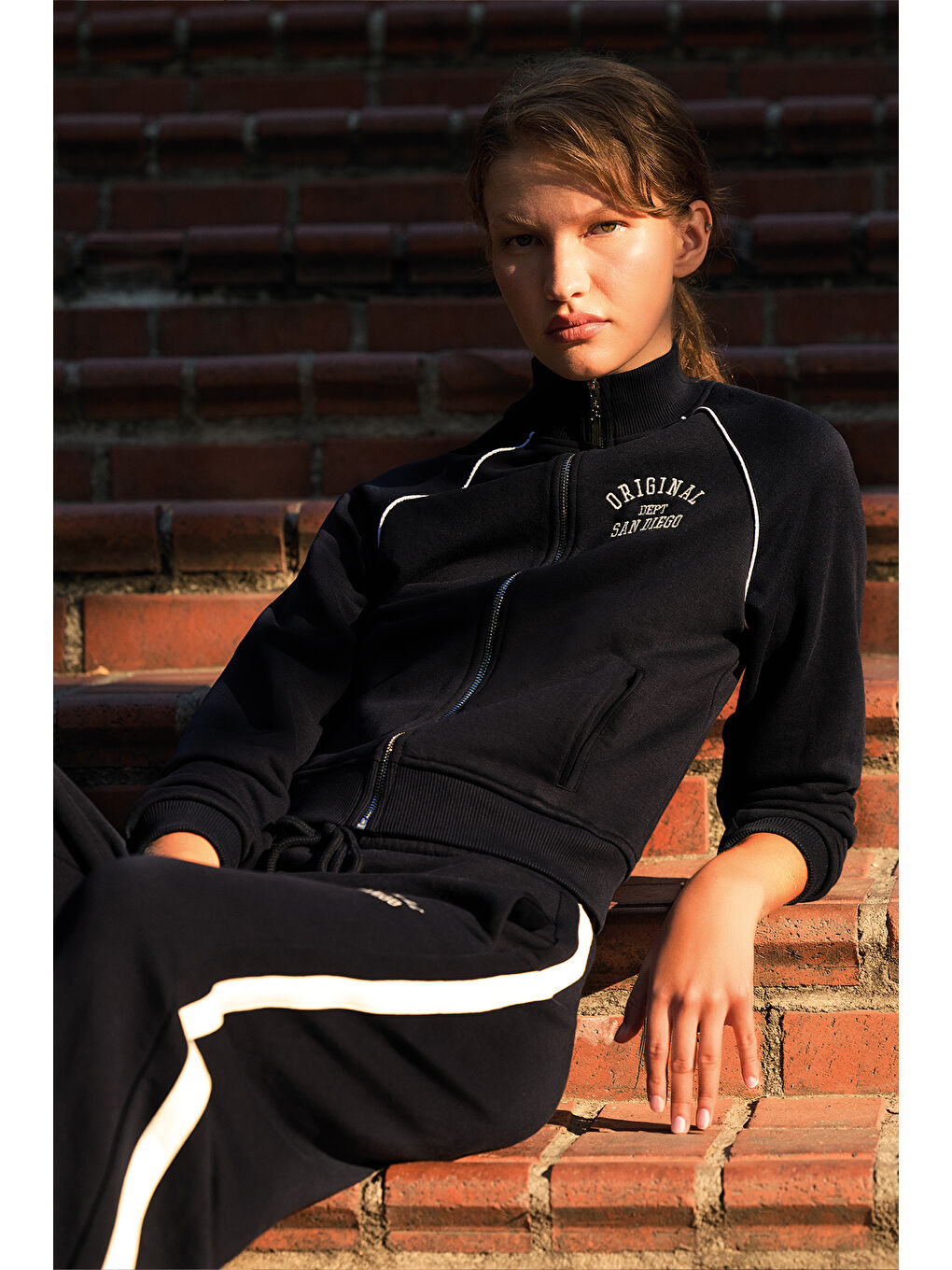 Sırtı Yazı Baskılı Dik Yaka Fermuarlı Sweatshirt Lacivert