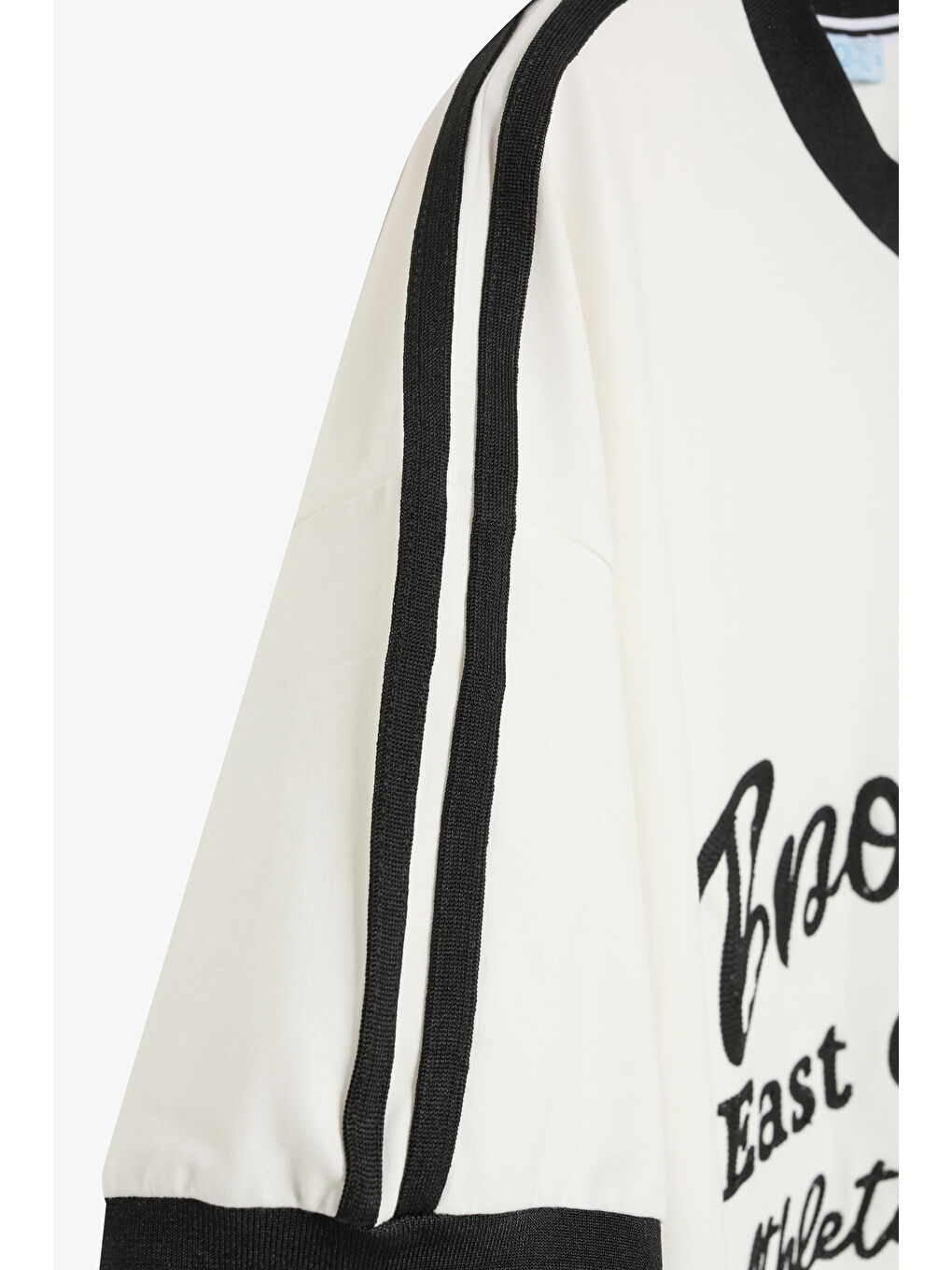 Brooklyn Nakışlı V Yaka Oversize Tişört Ekru-1