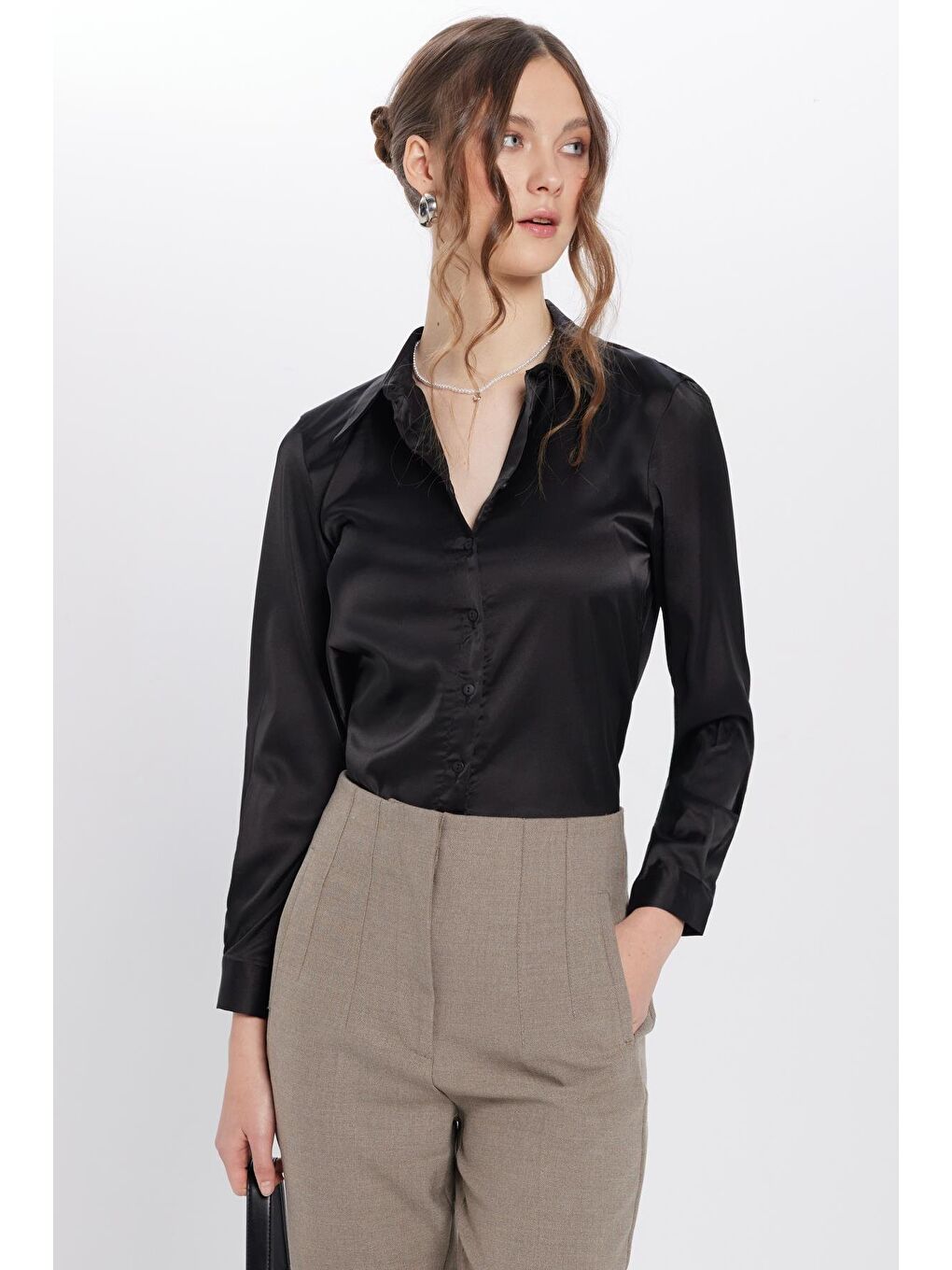 Kadın Relax Fit Rahat Kesim Satenli Kumaş Siyah Kare Manşet Düz Gömlek-1