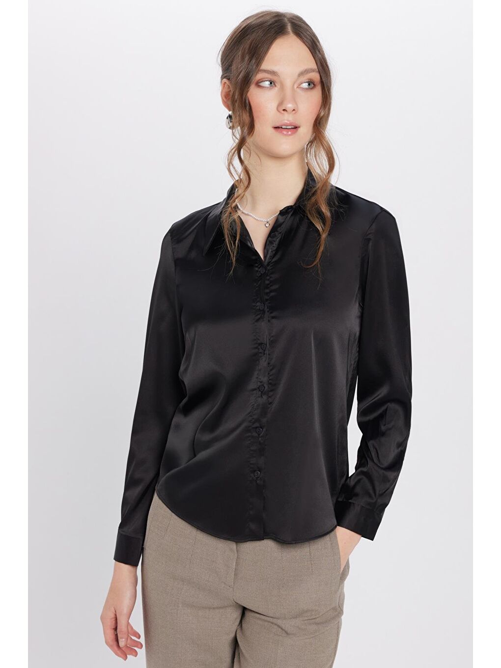 Kadın Relax Fit Rahat Kesim Satenli Kumaş Siyah Kare Manşet Düz Gömlek-3