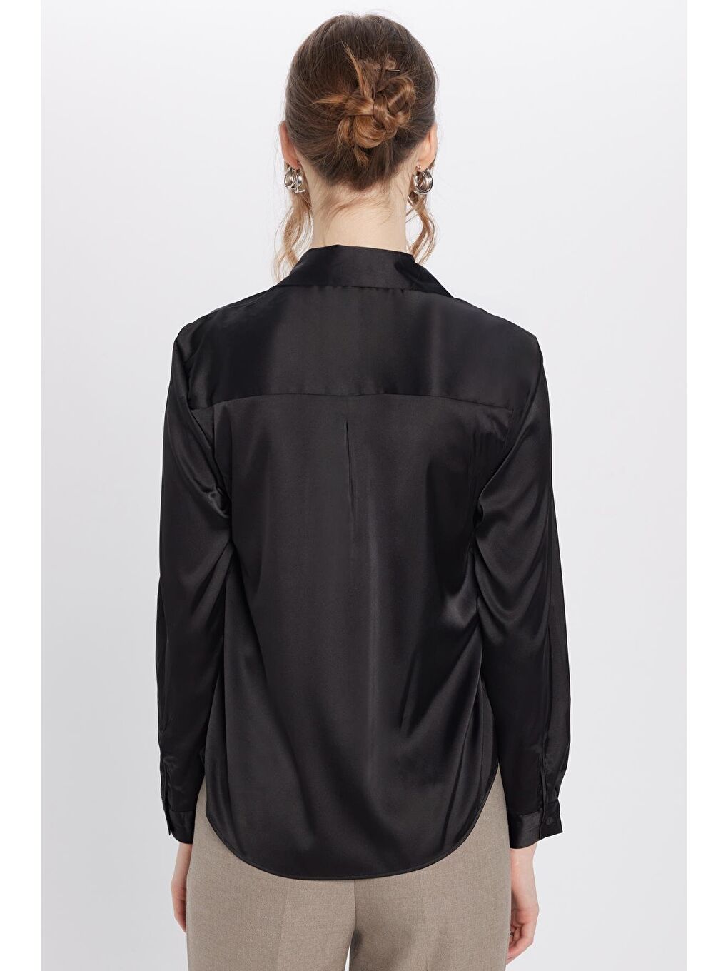 Kadın Relax Fit Rahat Kesim Satenli Kumaş Siyah Kare Manşet Düz Gömlek-4