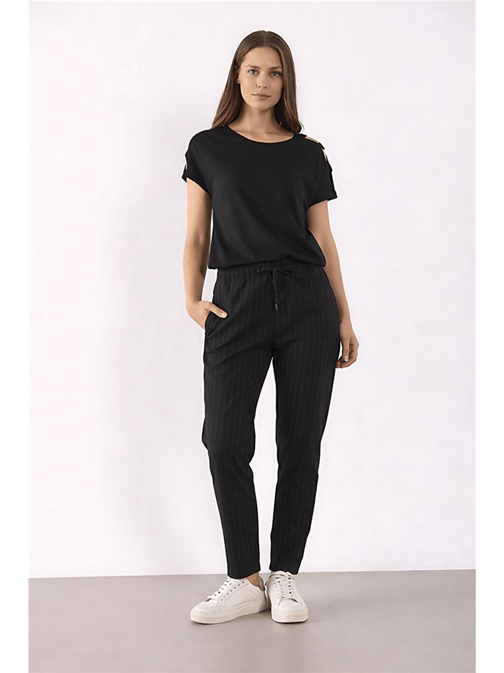 Siyah Pamuk ve Modal Karışımlı Omuz Detaylı Kadın T Shirt 26Y0195K1-1