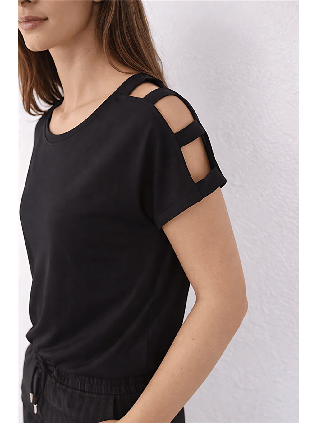 Siyah Pamuk ve Modal Karışımlı Omuz Detaylı Kadın T Shirt 26Y0195K1-2