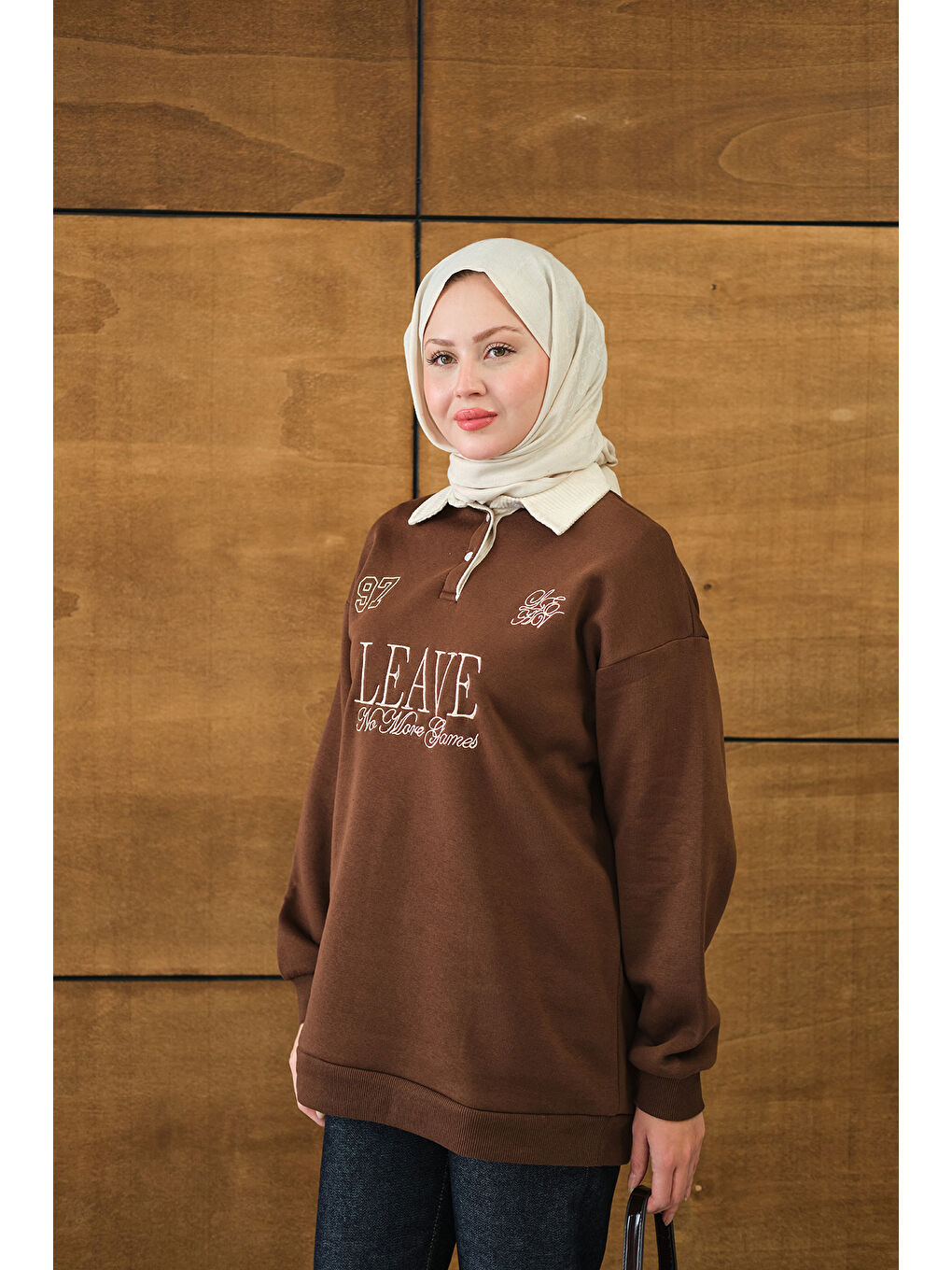 Kadın Gömlek Yaka Yazı Baskılı Sweat Kahverengi-3