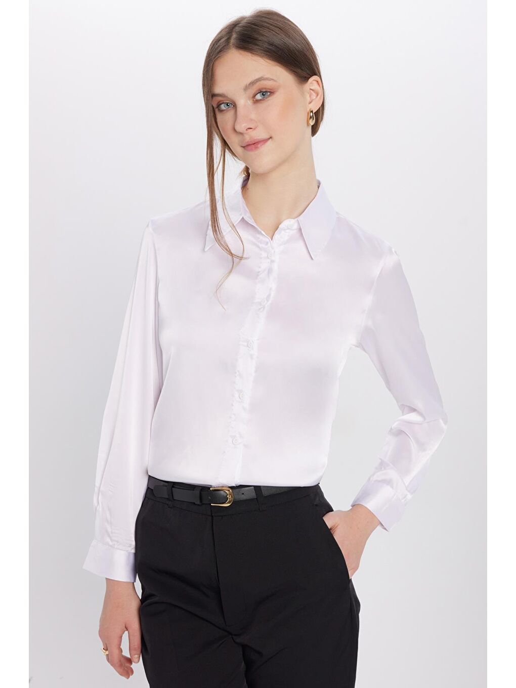 Kadın Relax Fit Rahat Kesim Satenli Kumaş Beyaz Kare Manşet Düz Gömlek-1