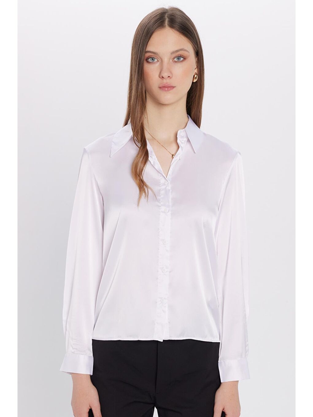 Kadın Relax Fit Rahat Kesim Satenli Kumaş Beyaz Kare Manşet Düz Gömlek-3