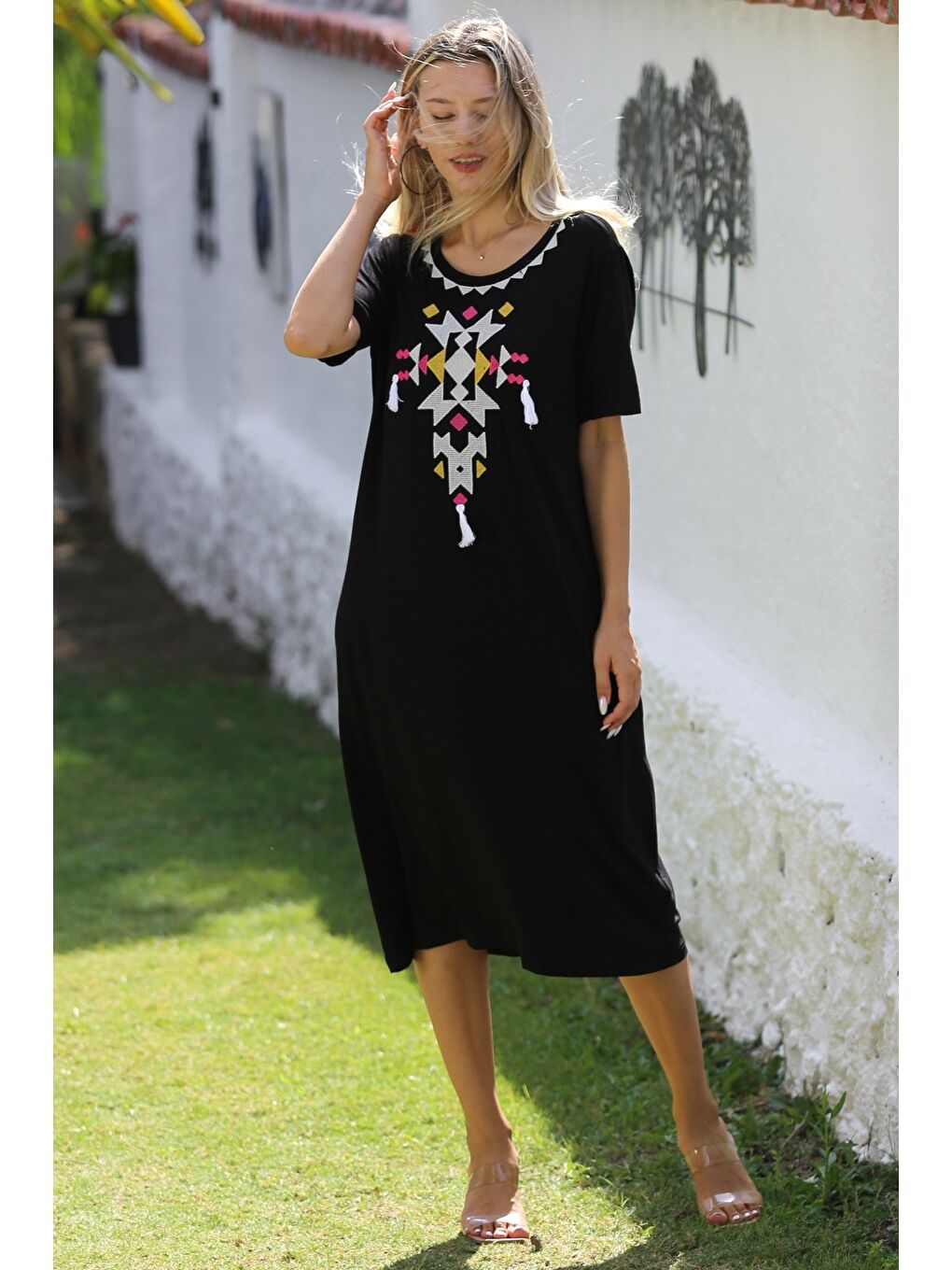 Siyah-Beyaz Yuvarlak Yaka Kısa Kol Cepli Nakışlı Örme Casual Elbise