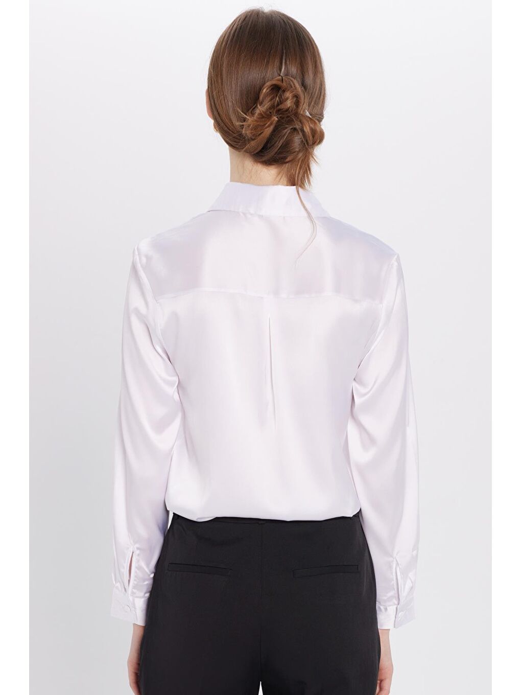 Kadın Relax Fit Rahat Kesim Satenli Kumaş Beyaz Kare Manşet Düz Gömlek-4