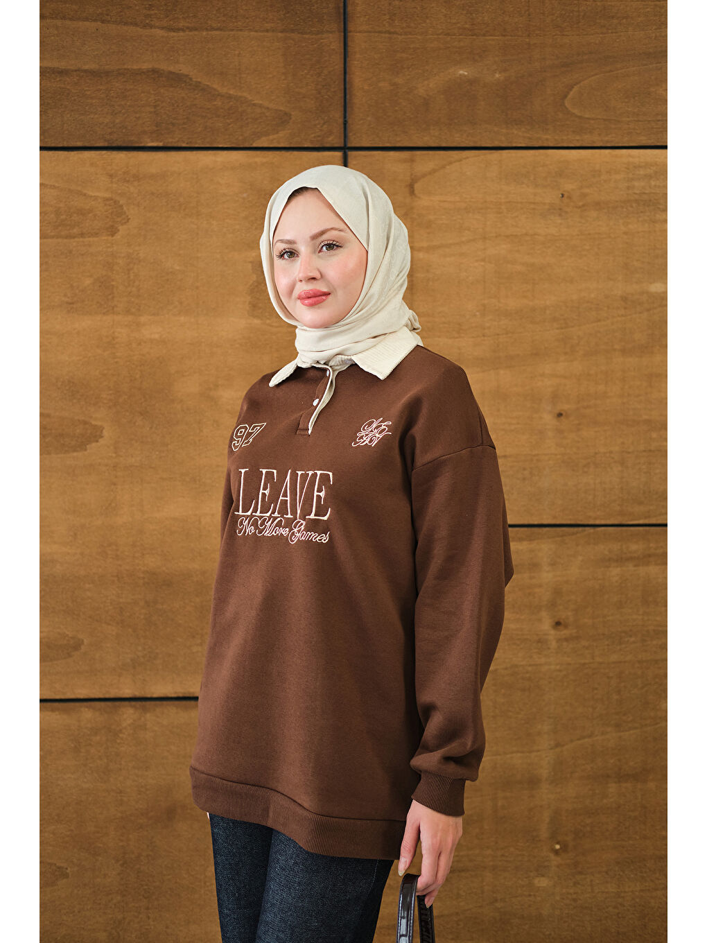 Kadın Gömlek Yaka Yazı Baskılı Sweat Kahverengi-4