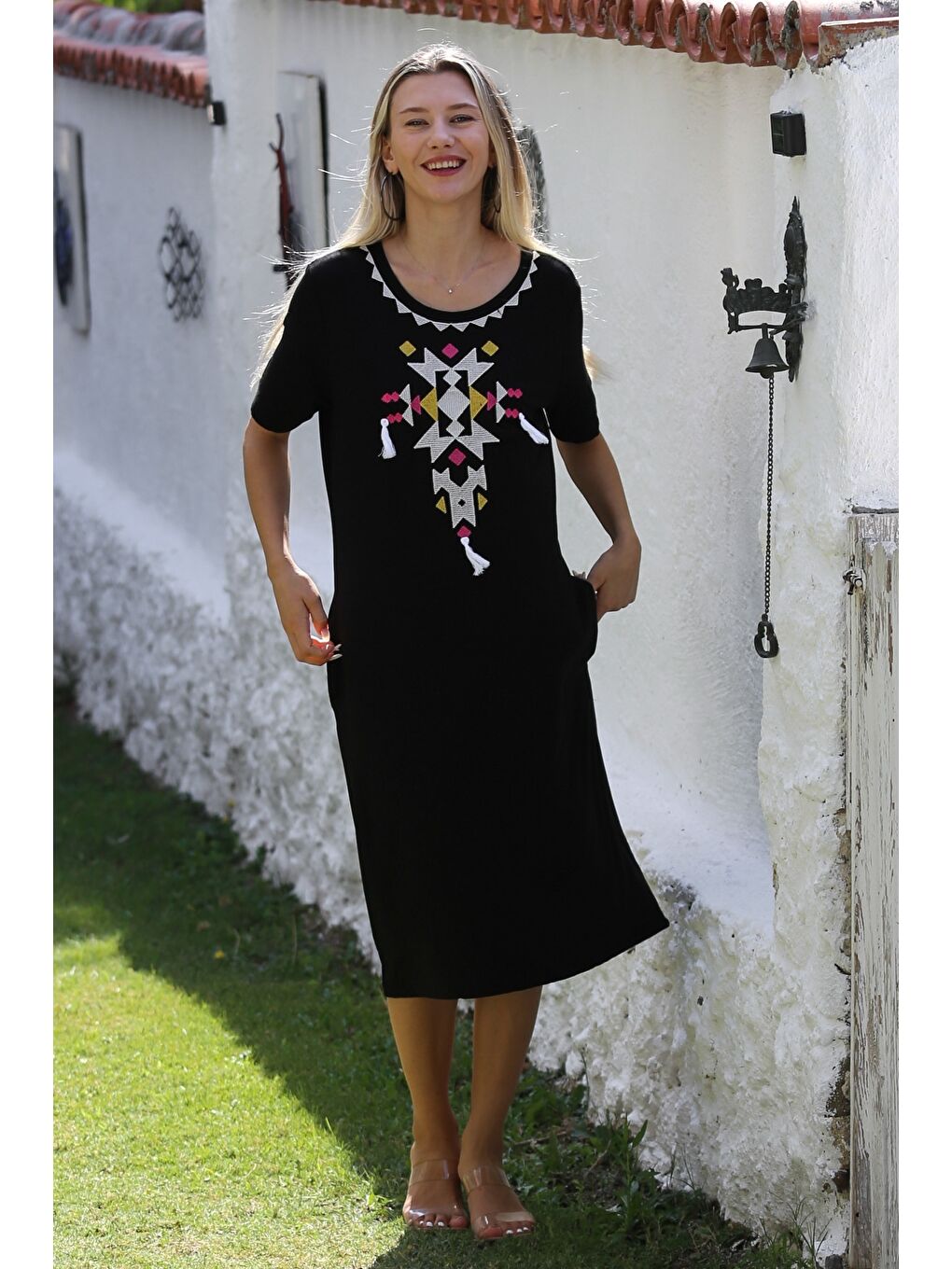 Siyah-Beyaz Yuvarlak Yaka Kısa Kol Cepli Nakışlı Örme Casual Elbise-1