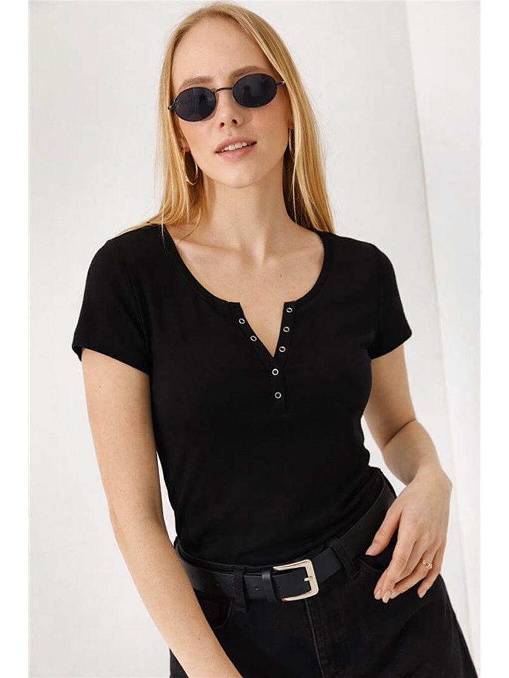 Siyah Pamuklu Düğme Detalı V Yaka Kadın T Shirt 26Y0191K1