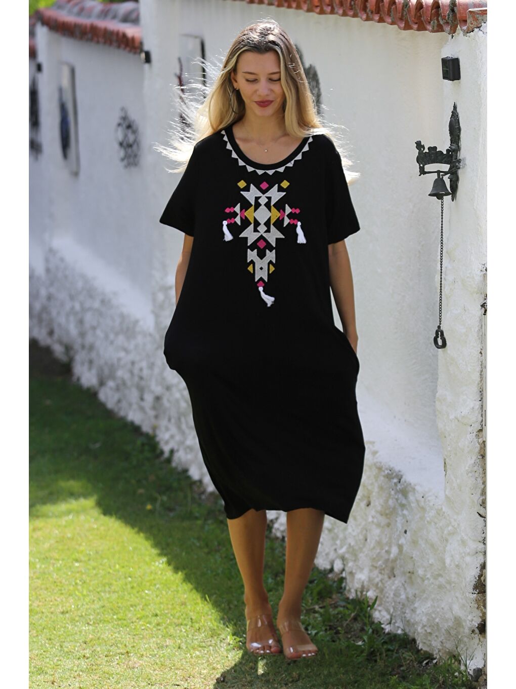 Siyah-Beyaz Yuvarlak Yaka Kısa Kol Cepli Nakışlı Örme Casual Elbise-2