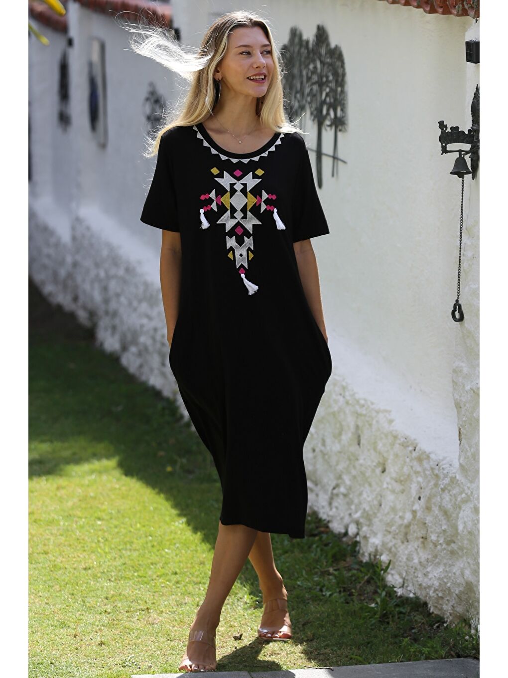 Siyah-Beyaz Yuvarlak Yaka Kısa Kol Cepli Nakışlı Örme Casual Elbise-3