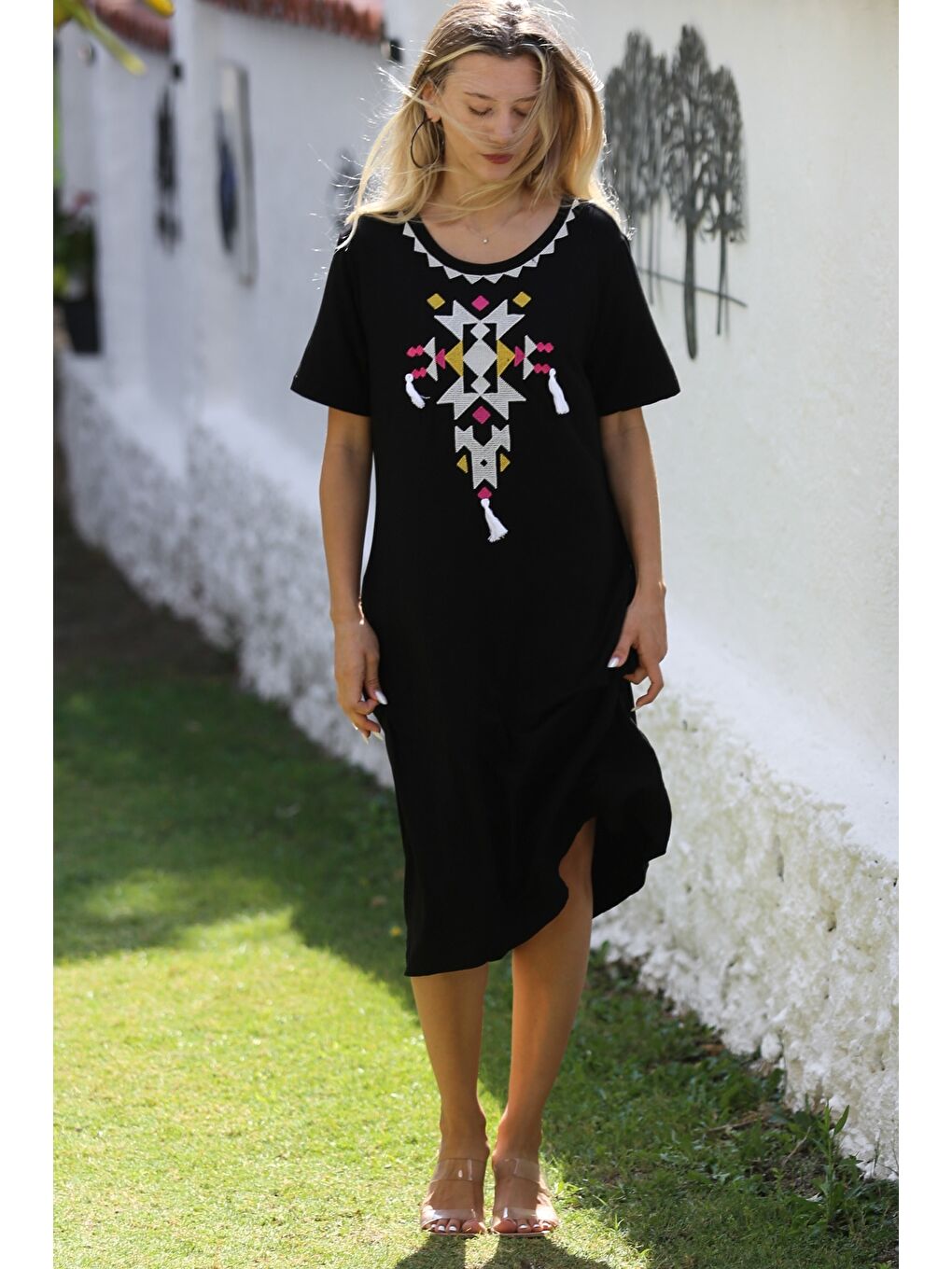 Siyah-Beyaz Yuvarlak Yaka Kısa Kol Cepli Nakışlı Örme Casual Elbise-4