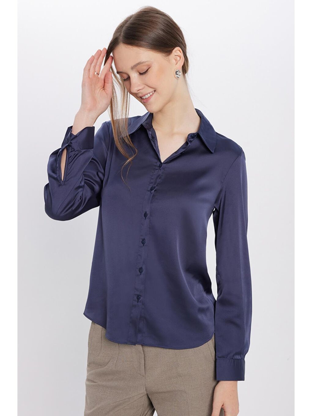 Kadın Relax Fit Rahat Kesim Satenli Kumaş Lacivert Kare Manşet Düz Gömlek-1