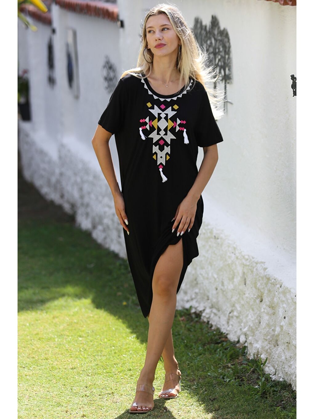 Siyah-Beyaz Yuvarlak Yaka Kısa Kol Cepli Nakışlı Örme Casual Elbise-5