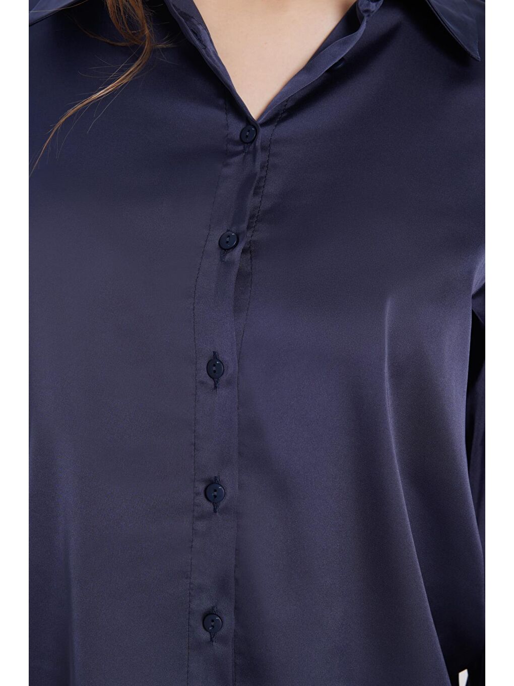Kadın Relax Fit Rahat Kesim Satenli Kumaş Lacivert Kare Manşet Düz Gömlek-2