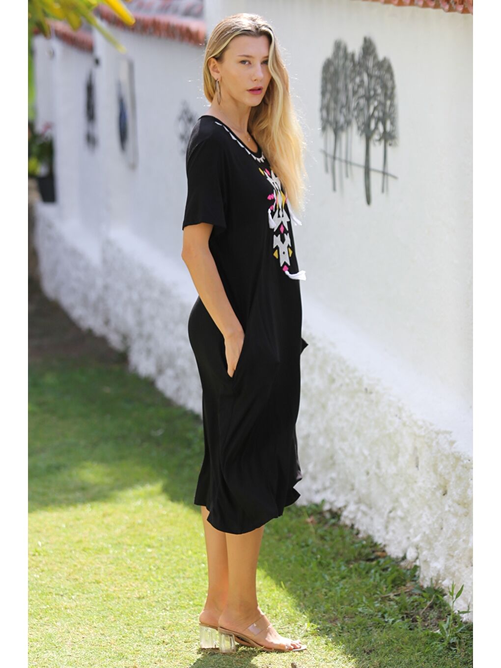 Siyah-Beyaz Yuvarlak Yaka Kısa Kol Cepli Nakışlı Örme Casual Elbise-6