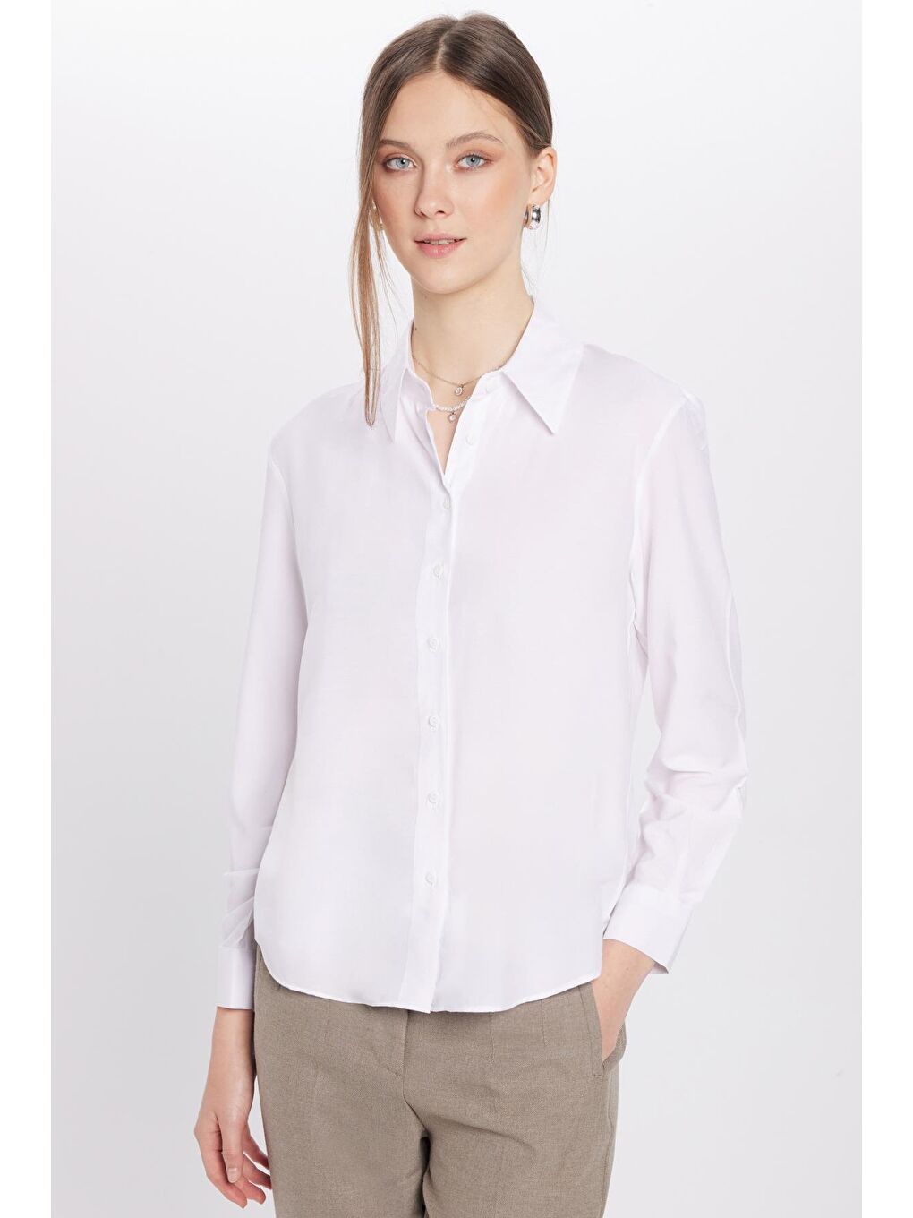 Kadın Relax Fit Rahat Kesim Viskonlu Kumaş Beyaz Kare Manşet Düz Gömlek-1