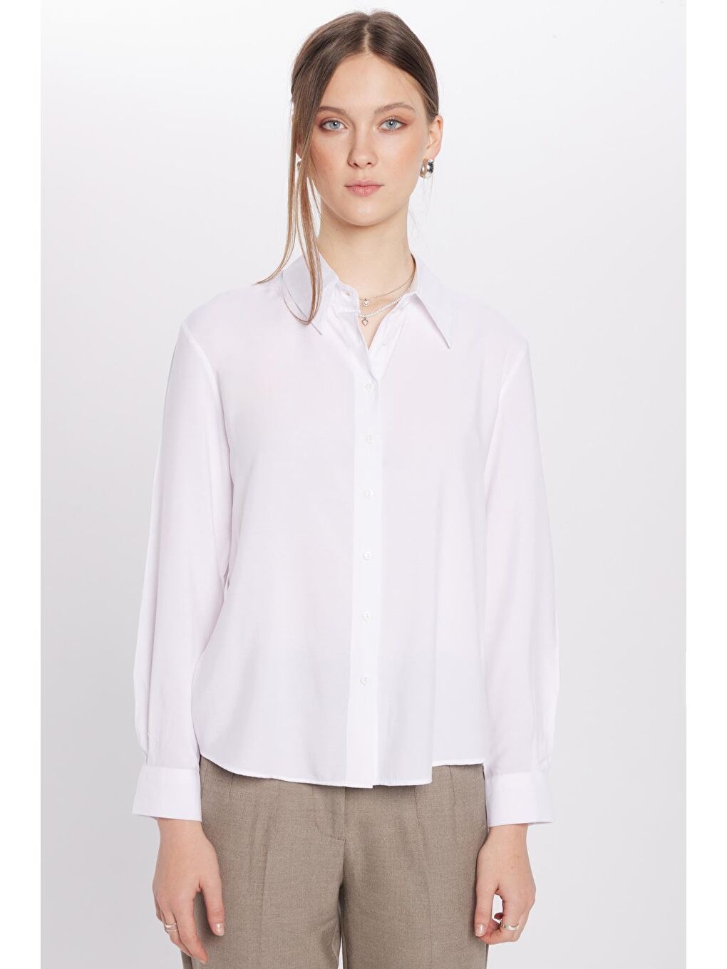 Kadın Relax Fit Rahat Kesim Viskonlu Kumaş Beyaz Kare Manşet Düz Gömlek-3