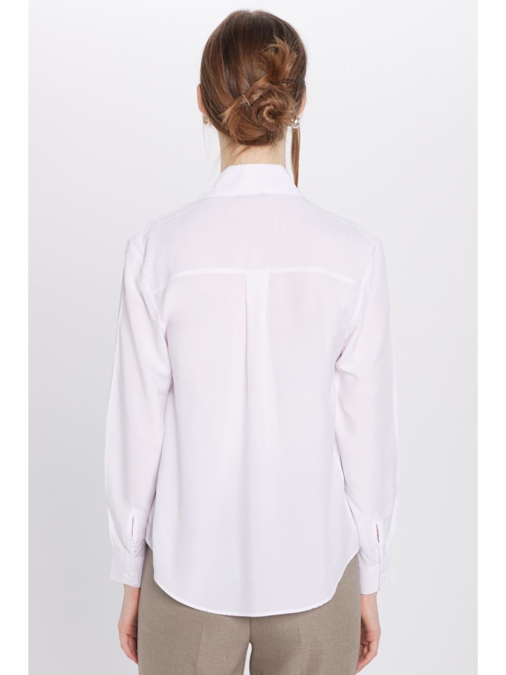 Kadın Relax Fit Rahat Kesim Viskonlu Kumaş Beyaz Kare Manşet Düz Gömlek-4