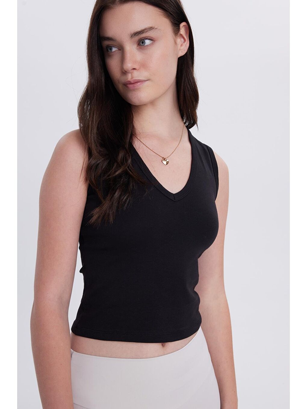 Kadın Slim Fit Dar Kesim V Yaka Sıfır Kol Pamuklu Ribanalı Siyah Bluz-1