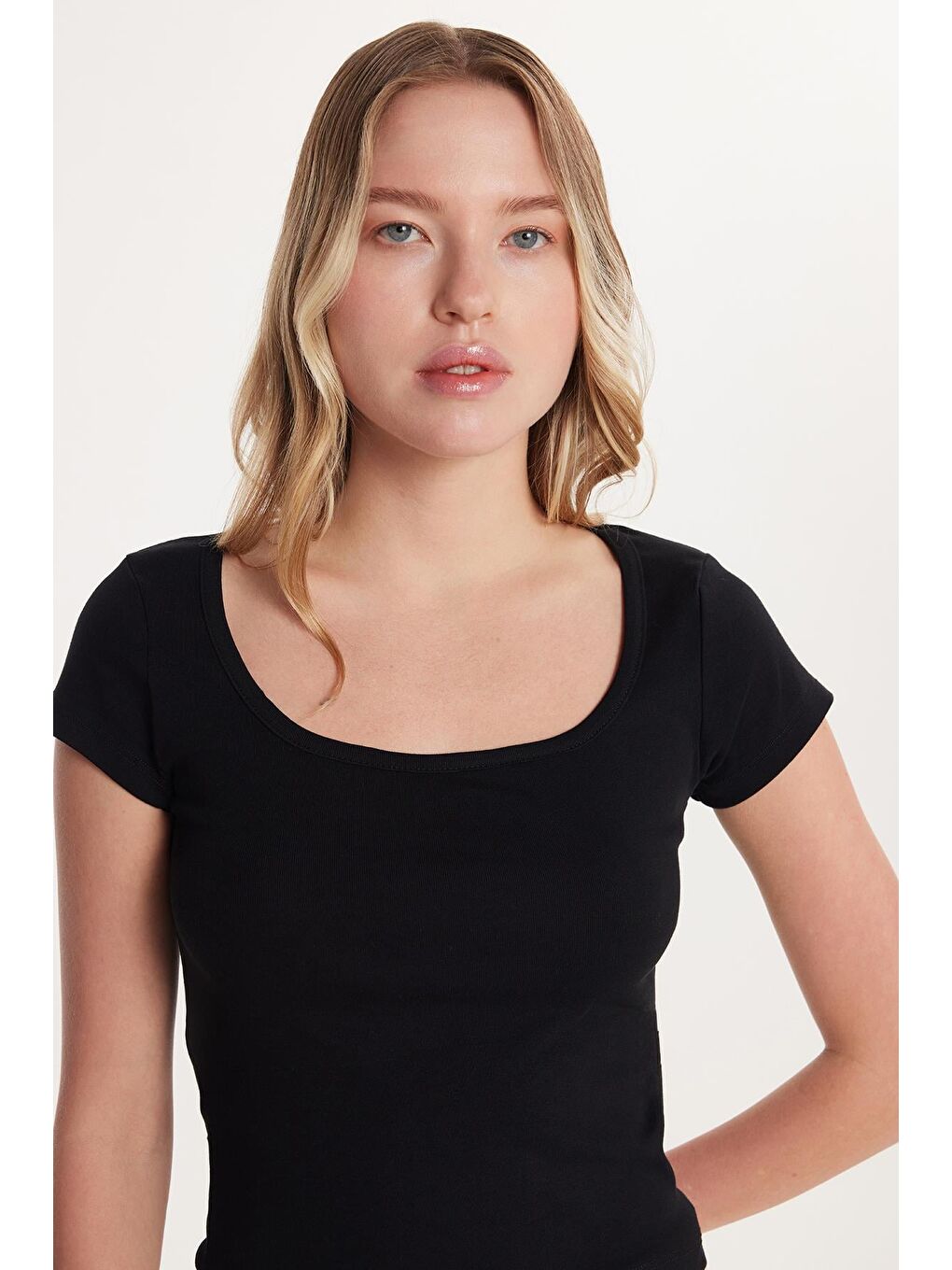 Kadın Slim Fit Dar Kesim Pamuklu Kısa Kollu U Yaka Siyah Bluz-1