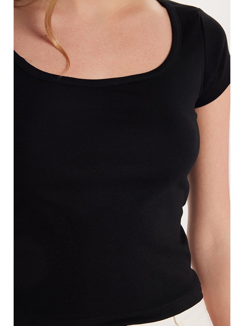 Kadın Slim Fit Dar Kesim Pamuklu Kısa Kollu U Yaka Siyah Bluz-2