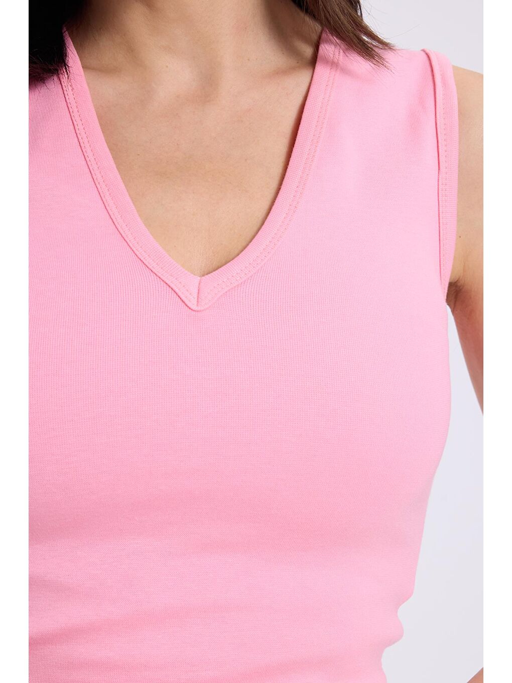 Kadın Slim Fit Dar Kesim V Yaka Sıfır Kol Pamuklu Ribanalı Pembe Bluz-2