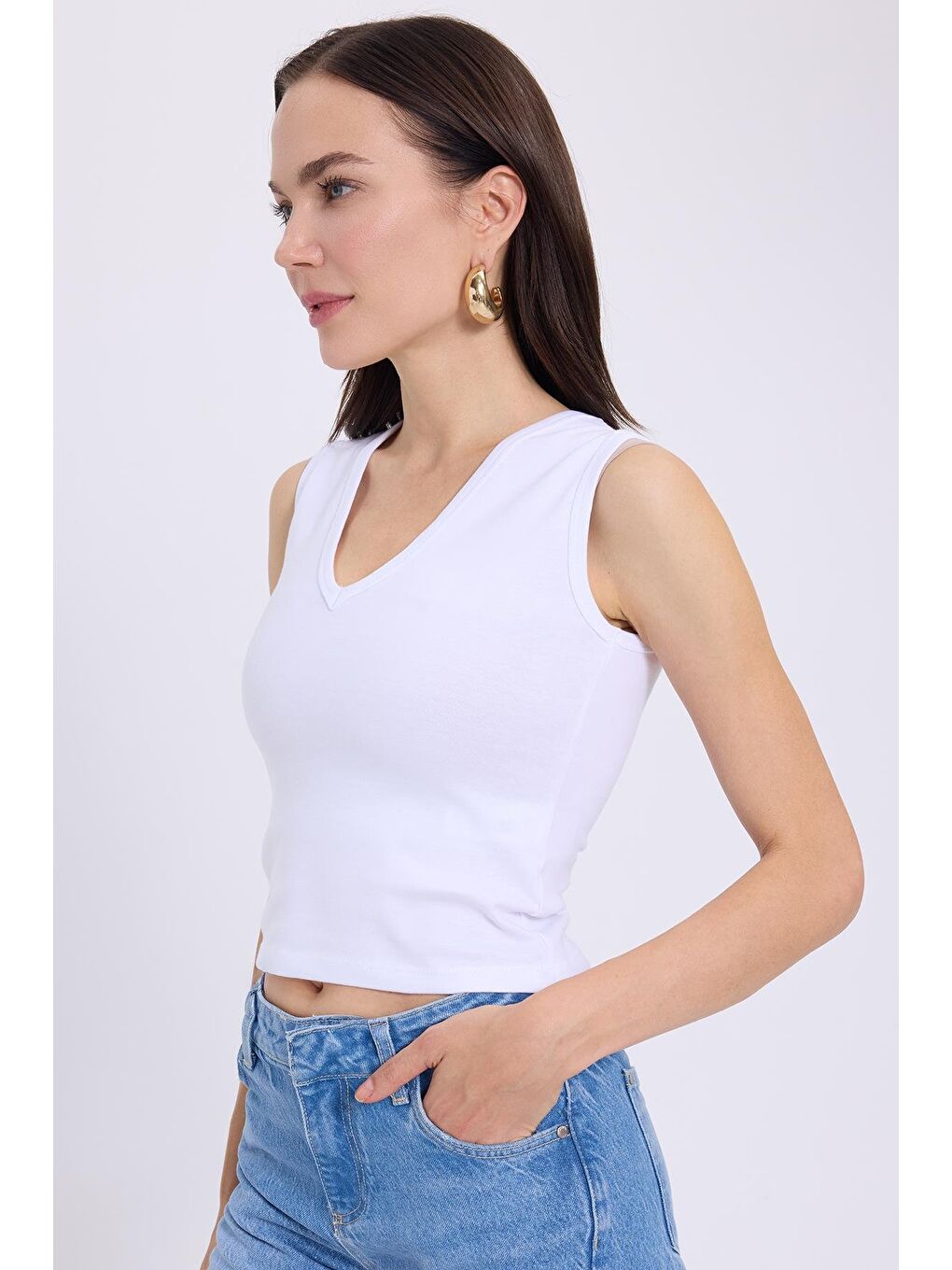 Kadın Slim Fit Dar Kesim V Yaka Sıfır Kol Pamuklu Ribanalı Beyaz Bluz-1